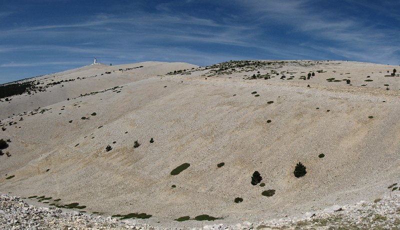 zicht op de top vd ventoux.jpg - Na een aardige rit komt de top van de Ventoux in zicht.